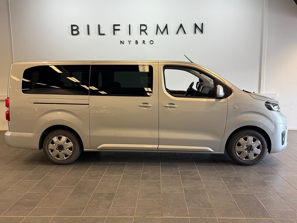 Toyota Proace Verso 1.6 D-4D 9 sits