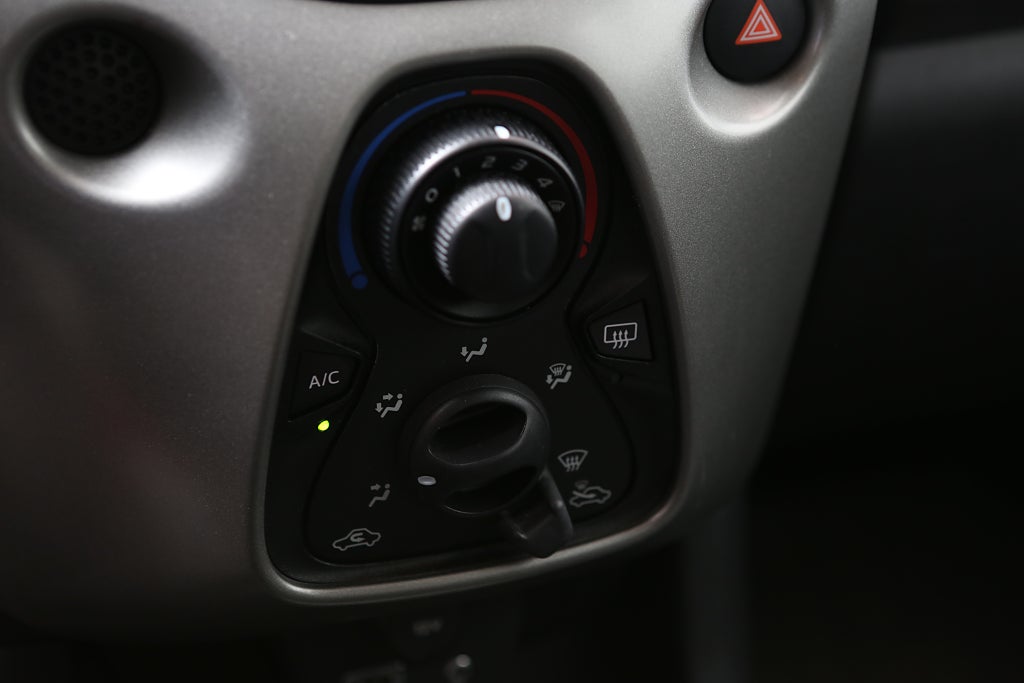 Toyota Aygo 1,0 VVT-i 69hk X-PLAY 5D 2016