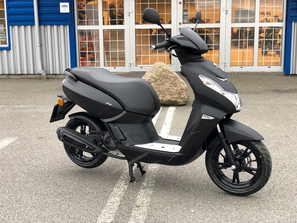 Peugeot Kisbee Mad Black Svart NU i BUTIK