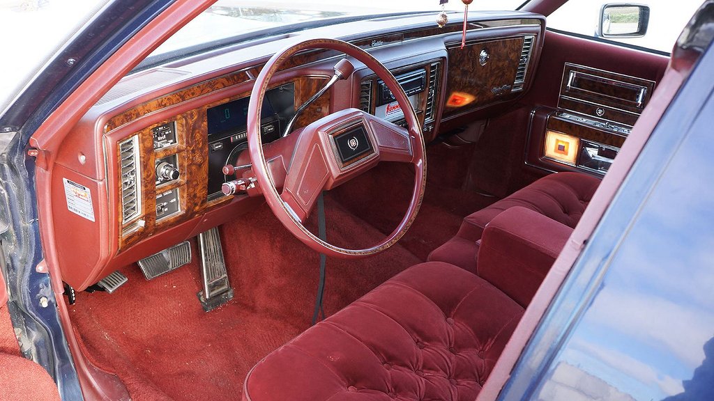 Cadillacen har en påbyggnad från Japan. Foto: Bilweb Auctions.