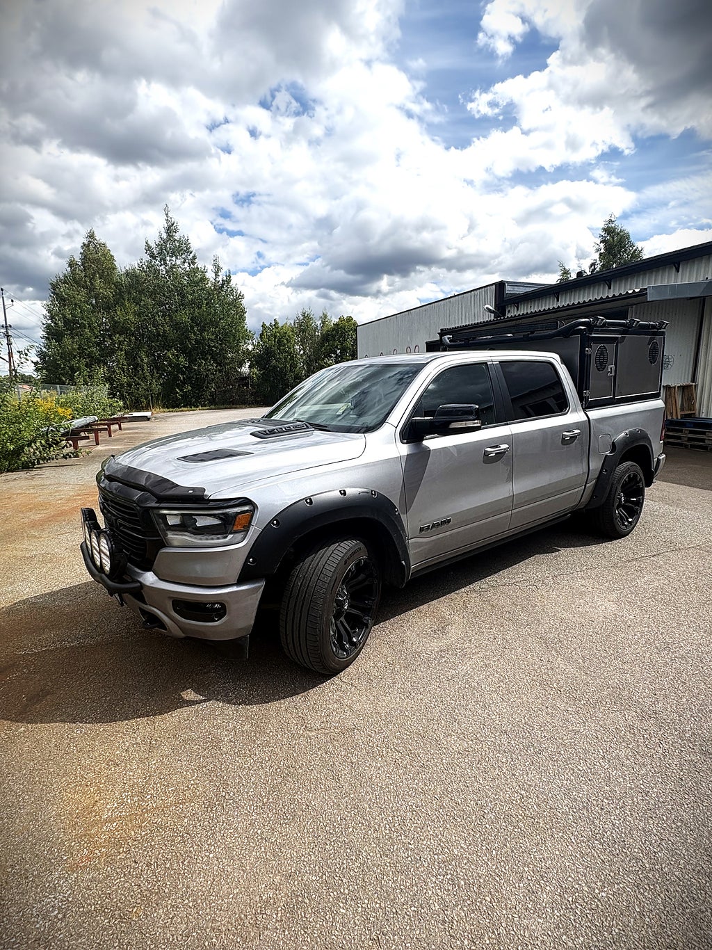 RAM 1500 Crew Cab 5.7 V8 HEMI Flex Fuel 4x4 NIGHT Hundkåpa