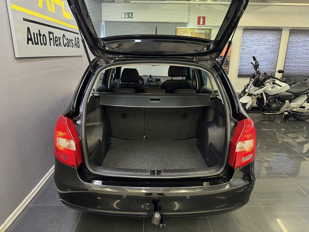 Skoda Fabia Kombi 1.2 TSI Elegance | Nybesiktad | P-sensor | Drag