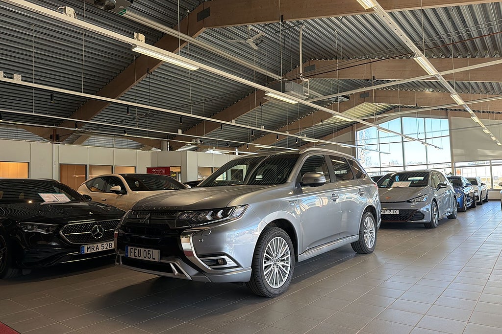 Mitsubishi Outlander PHEV CVT Business / 1 ÄGARE / LÄDER / EL-STOL / DRAG