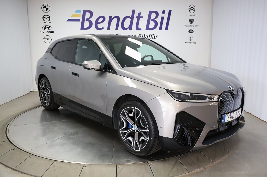 BMW iX xDrive40  Innovation / Exclusive  Sportpaket / 1450 Mil