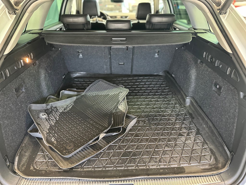 Skoda Superb Kombi 2.0 TDI 4x4 L&K/B-Kamera/Värm/Drag/Canton